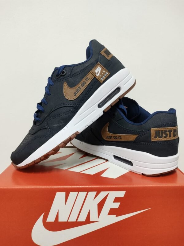 17 NIKE JUST 38 AO 43