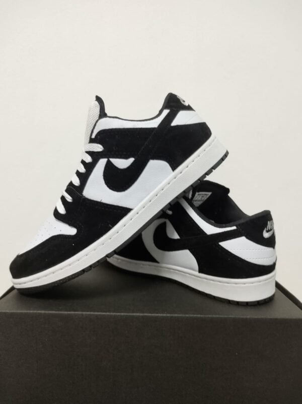 24 NIKE 38 AO 43